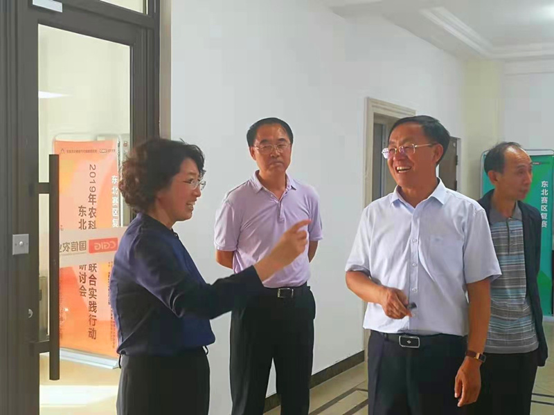 7.农业公司董事长杨柏明欢迎调研.jpg 7.农业公司董事长杨柏明欢迎调研.jpg