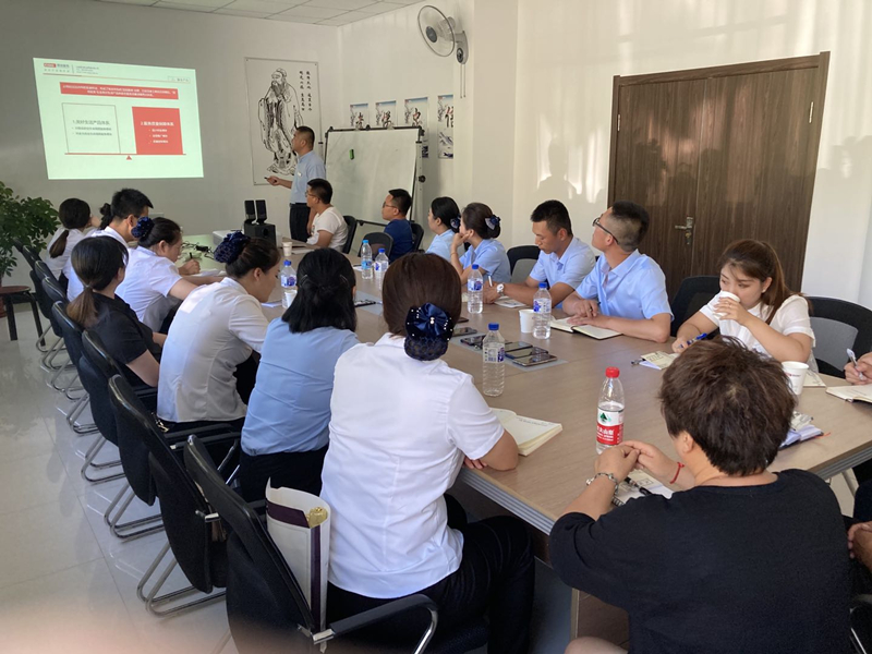 03物业公司进行新员工培训_副本.jpg