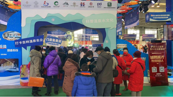 9.008PG国际南山温泉酒店展台前参观游客多多_副本.png