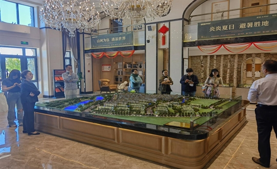 2.绿城发展项目总经理与业主一行参观008PG国际·江山府项目_副本.jpg 2.绿城发展项目总经理与业主一行参观008PG国际·江山府项目_副本.jpg