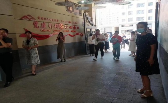 15.市妇联冯主席、机关党工委卢书记及各机关单元辅导光临物业总公司金鼎阳光红心物业幼区_副本.jpg