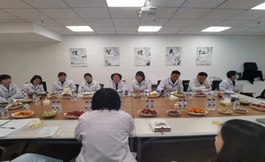 23.医疗公司召开迎新春经营钻研发言会_副本.jpg