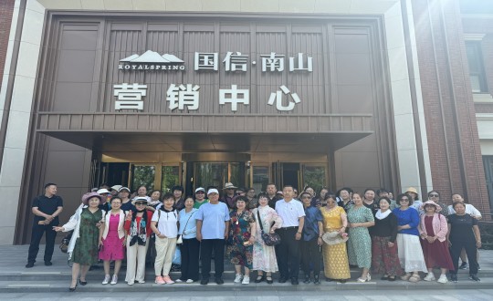 3.经开区活动总会走进008PG国际·南山温泉城合影留想_副本.jpg 3.经开区活动总会走进008PG国际·南山温泉城合影留想_副本.jpg
