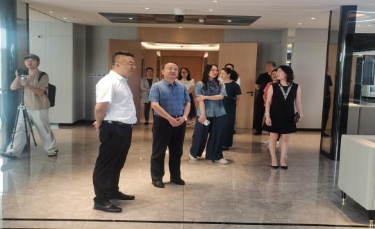 16.王润总欢迎市政协文化文史和进建委员会主任丁宁一行_副本.jpg