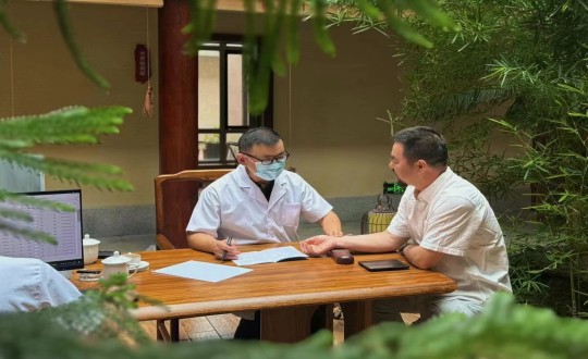 21.王檀教授应邀参与酒店公司进行的“名医有约”沙龙活动_副本.jpg 21.王檀教授应邀参与酒店公司进行的“名医有约”沙龙活动_副本.jpg