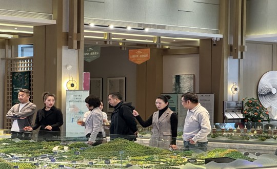 2024年10月12日，市图书馆副馆长朱亚玲一行光临南山总公司温泉城项目参观调查_副本.jpg