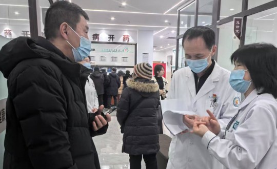 22.医疗公司门诊科进行义诊活动_副本.jpg