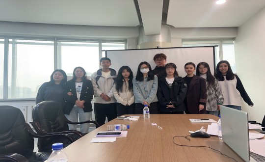24.长春大学学子与008PG国际健全产业集团居家事业部员工合影留想_副本.jpg