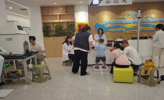 15.医疗公司“科学评估，助力成长”儿童义诊活动现场_副本.jpg