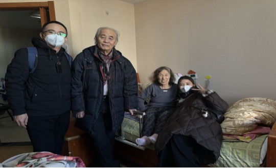 10.健全产业集团居家服务事业部同事与吴奶奶合影留想_副本.jpg